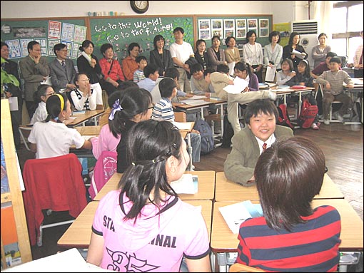 선생님과 아이들이 열심히 준비한 공개수업. 학부형들이 수업을 지켜보고 있다. 